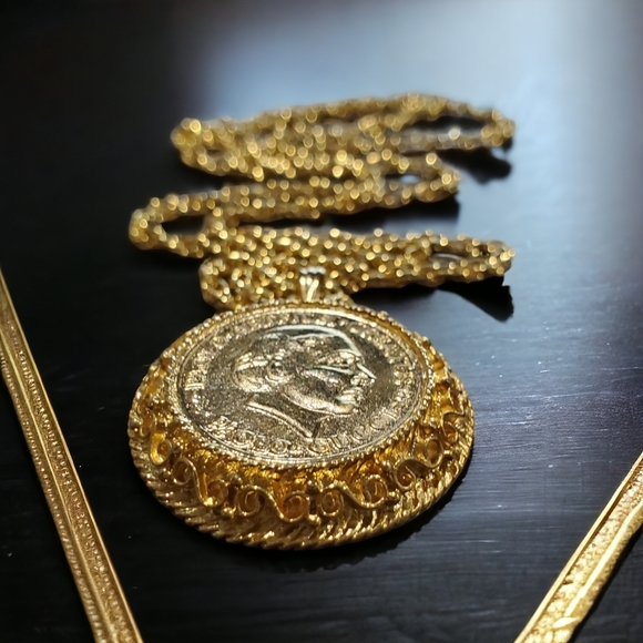 Gucci 18kt GP Vintage 80's Portrait Coin Necklace New Old Stock - Picture 4 of 5